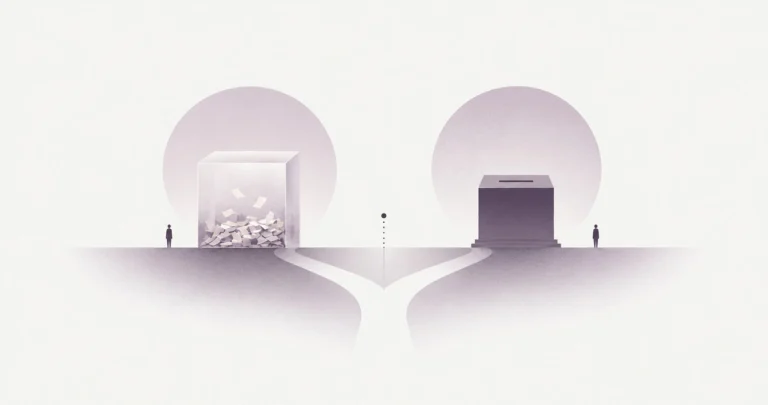 Un chemin bifurque vers un cube transparent rempli de papiers pliés et vers une urne sombre posée sur un socle.